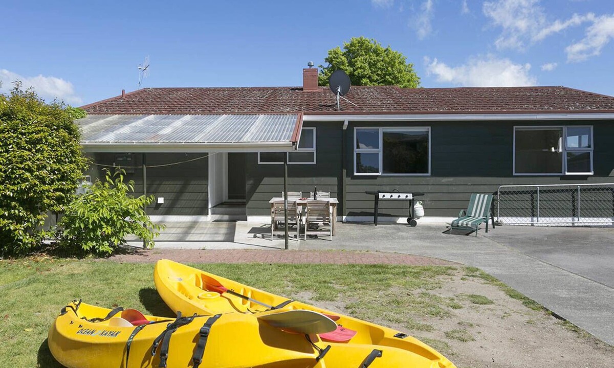Rainbow Point Cottage | This Bach Has it All - Rainbow Point Holiday Home