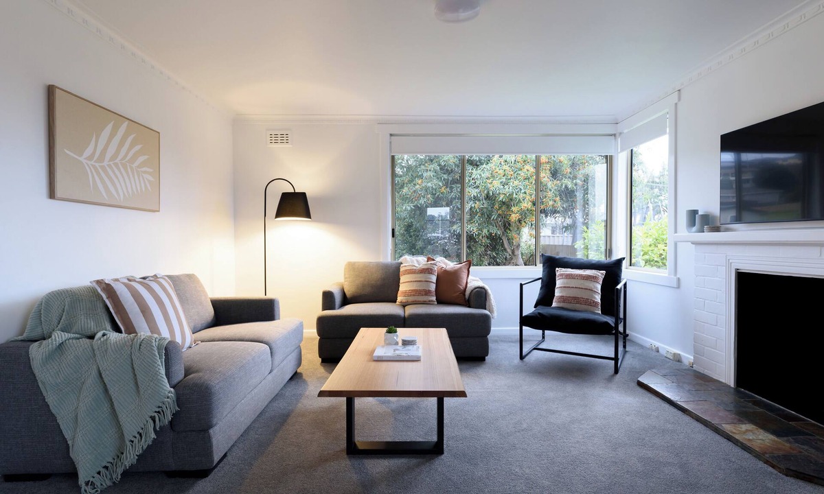 Ulverstone House | Tidy & Comfortable 2-Bed Home with Study – Close to Town