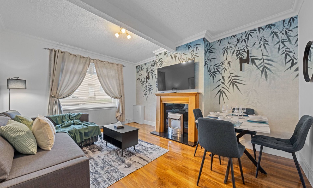Hamilton Apartment | Traditional 2 bedroom ground floor apartment