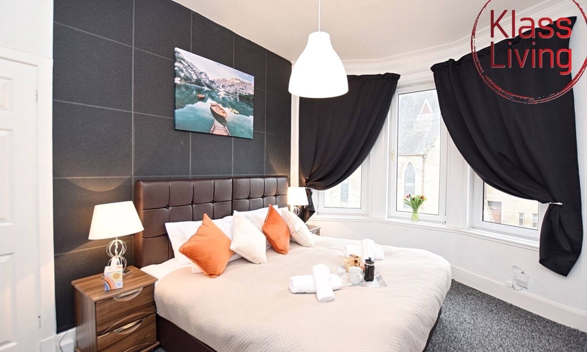 Coatbridge Apartment | Traditional first floor apartment close to train station