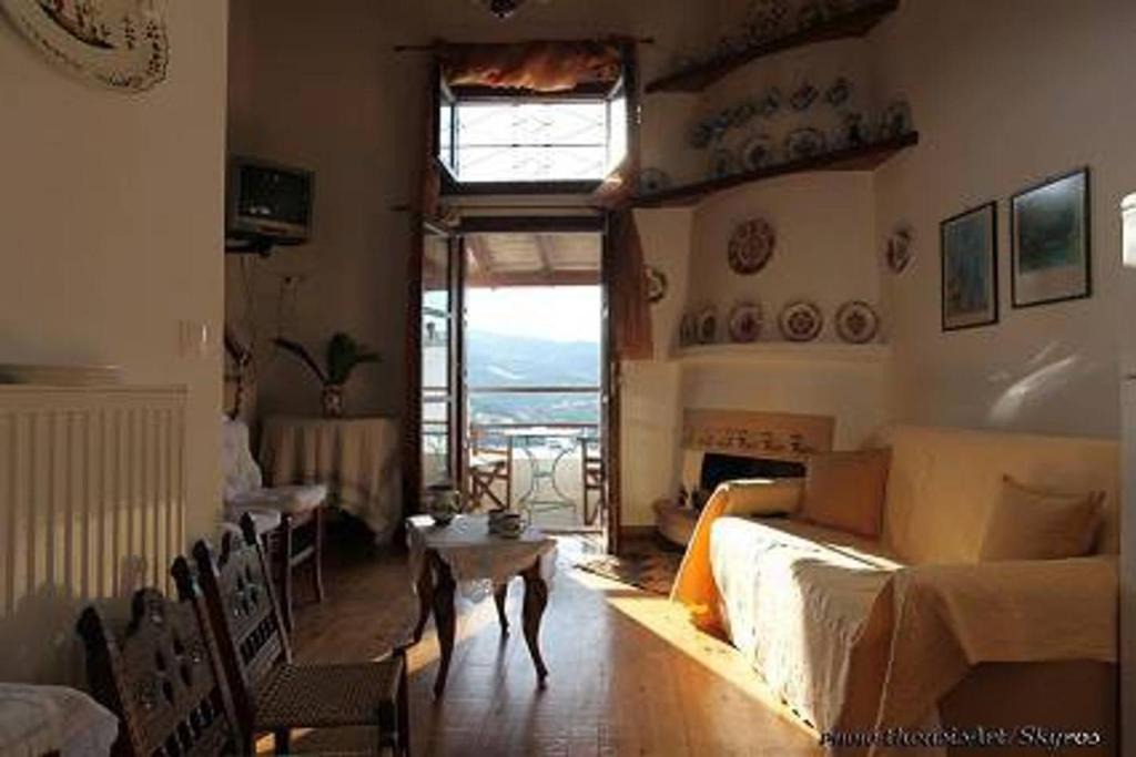 Skyros Town Apartment | Traditional studio