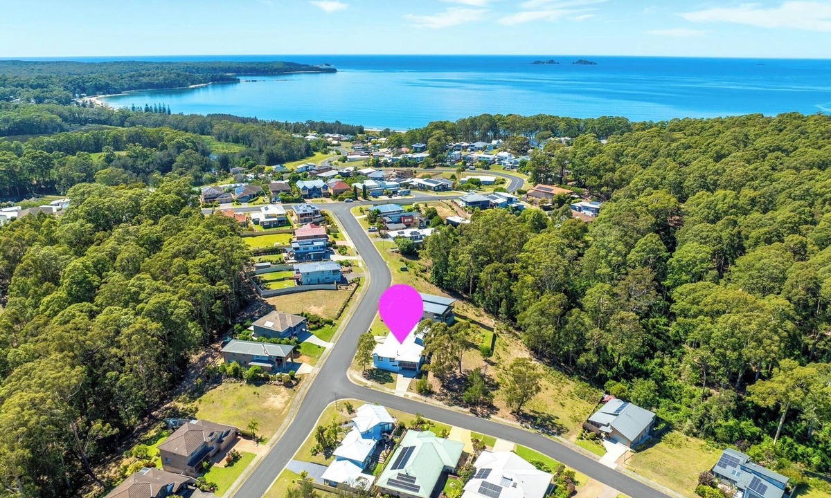 Long Beach House | Tranquil retreat with water views - 2 mins to beach!