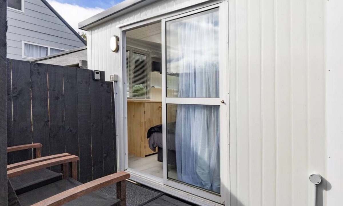 Mount Roskill Cabin | Tranquil Urban Cabin: Serene Getaway with Bbq