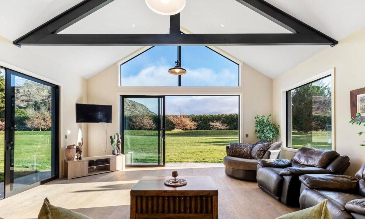 Arrow Junction House | TRAVELLERS RETREAT | LIVE THE DREAM