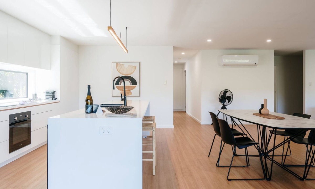 South Launceston House | Tree Top Haven ITAS - Hosted by L'Abode