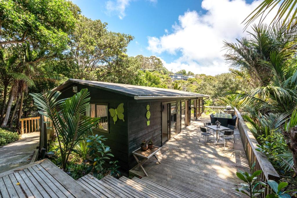 Onetangi House | Treetops - Forest Retreat- Near Onetangi Beach