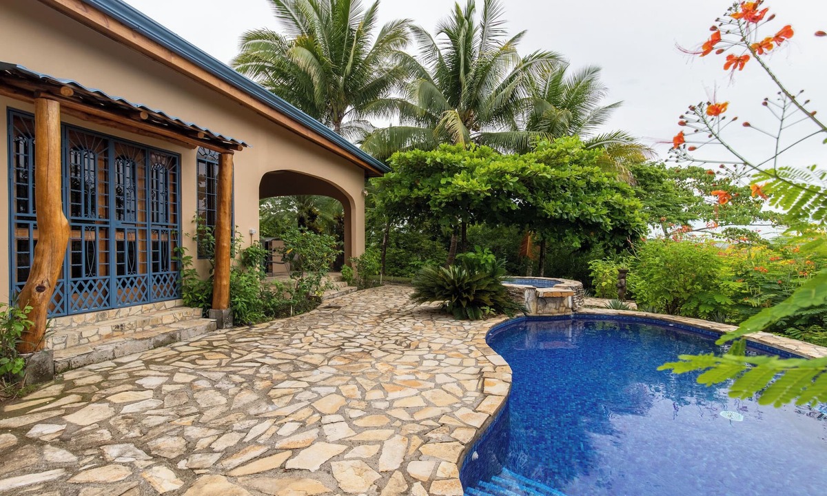 Garza House | Tres Monos | Charming 3-bedroom Getaway Near Garza