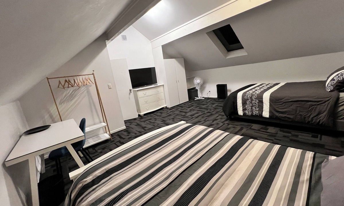 Epsom Villa | TRIPLE ROOM ONLY with Shared Bathroom @ LA CASA BONITA AUCKLAND 8 Bedroom Villa.