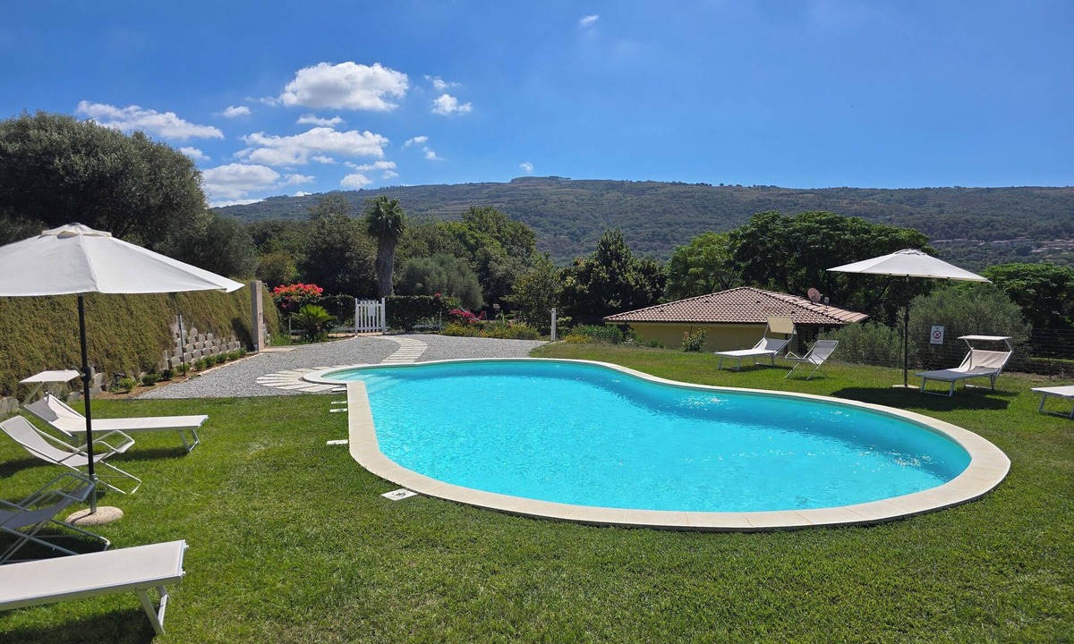 Ricadi Villa | Tropea - Capo Vaticano Apartment in villa with pool, sea view, big garden
