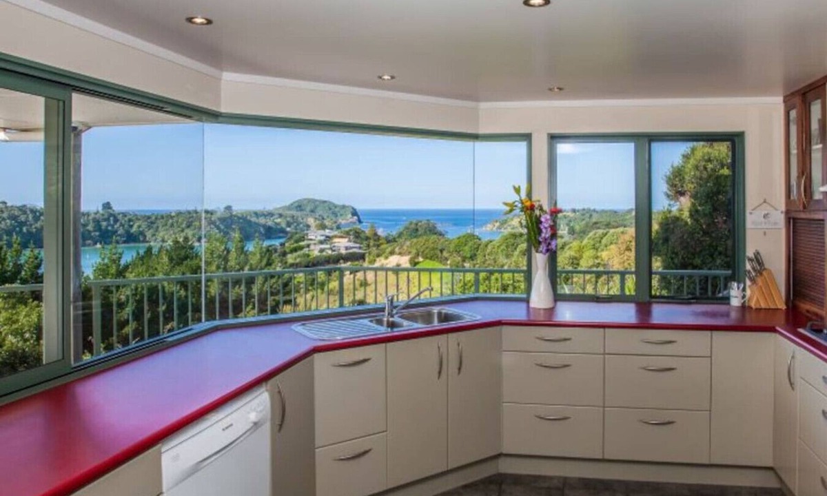 Tutukaka House | Tutukaka Dive Lodge - Holiday Home