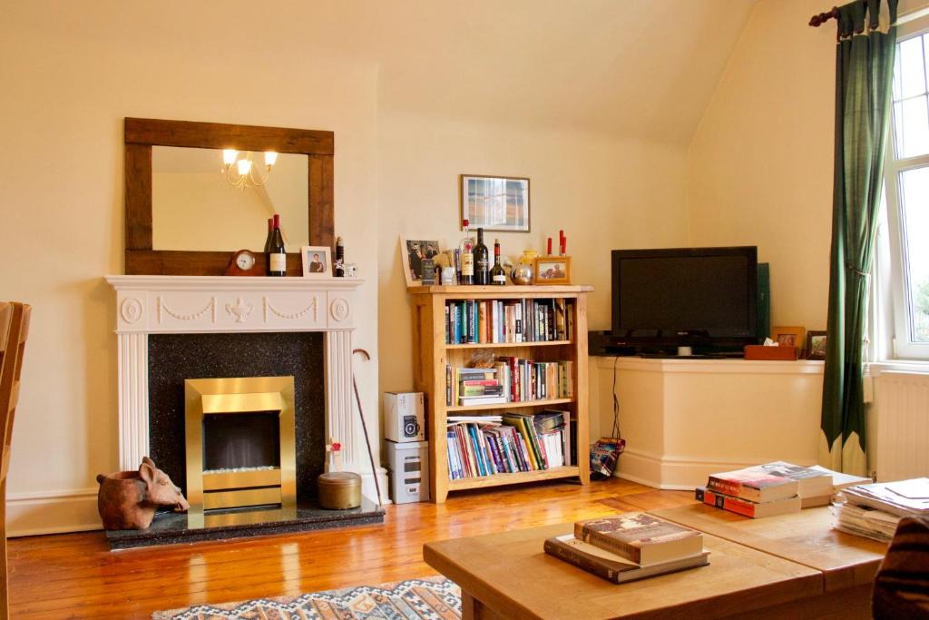 Trinity Apartment | Two bedroom flat with parking in Edinburgh