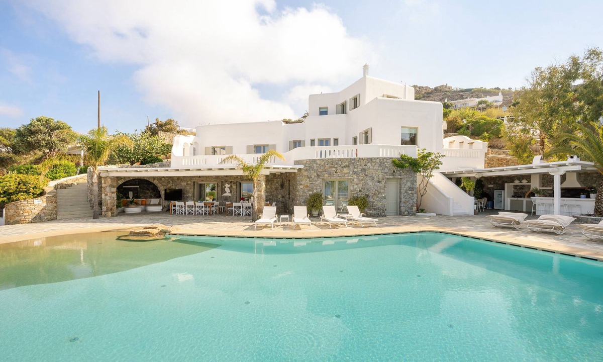Plintri Villa | Unrivaled luxury awaits at our vast Mykonos villa, the perfect summer escape.