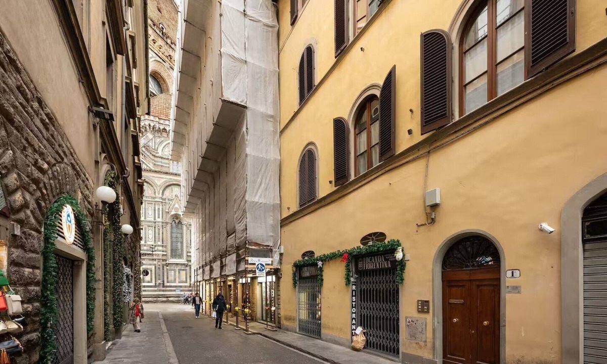 San Lorenzo Apartment | Unrivalled Views of the Duomo – In the Heart of Florence's Historic Centre"