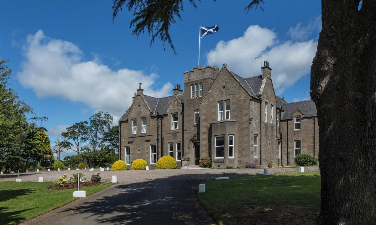 Carnoustie House | Victorian Mansion, fully refurbished, sleeps 24 guests in 12 ensuite bedrooms