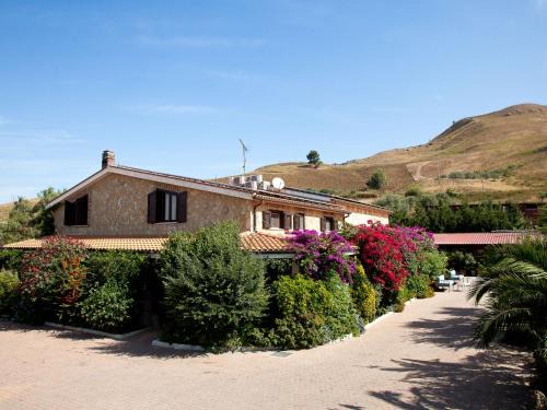 Alia House | Villa in Alia with Pool & Olive Views