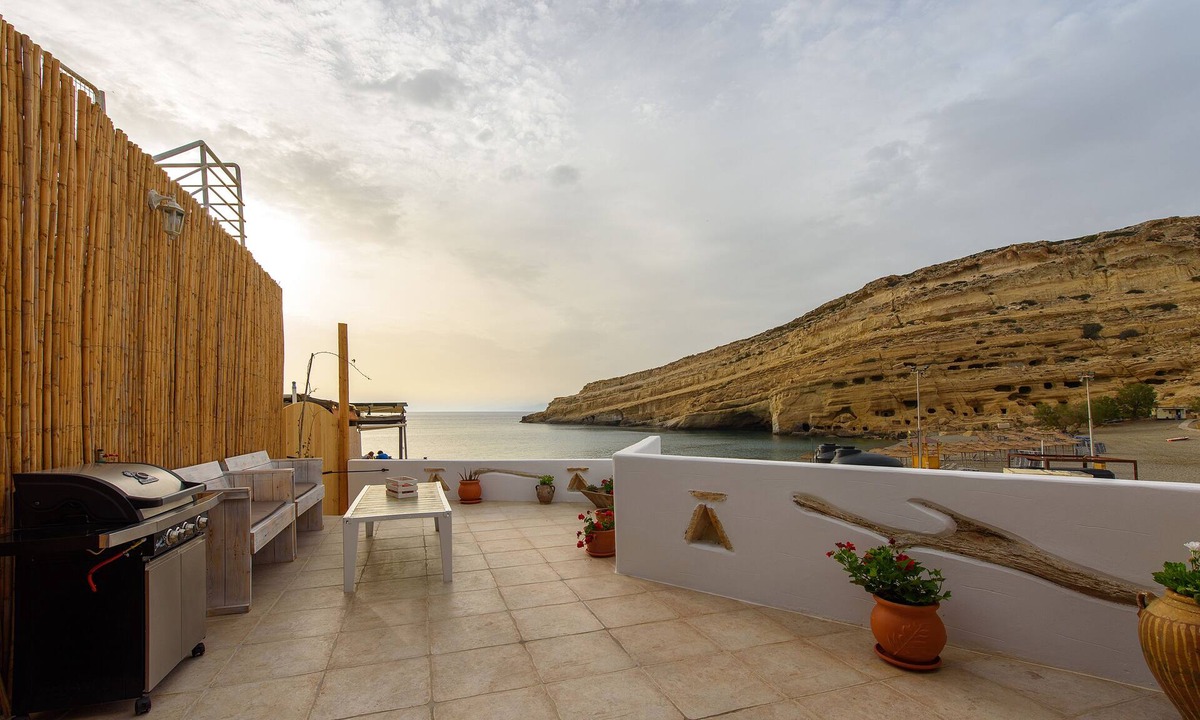 Matala Apartment | Villa Iro Stylish apartment right on the beach of Matala