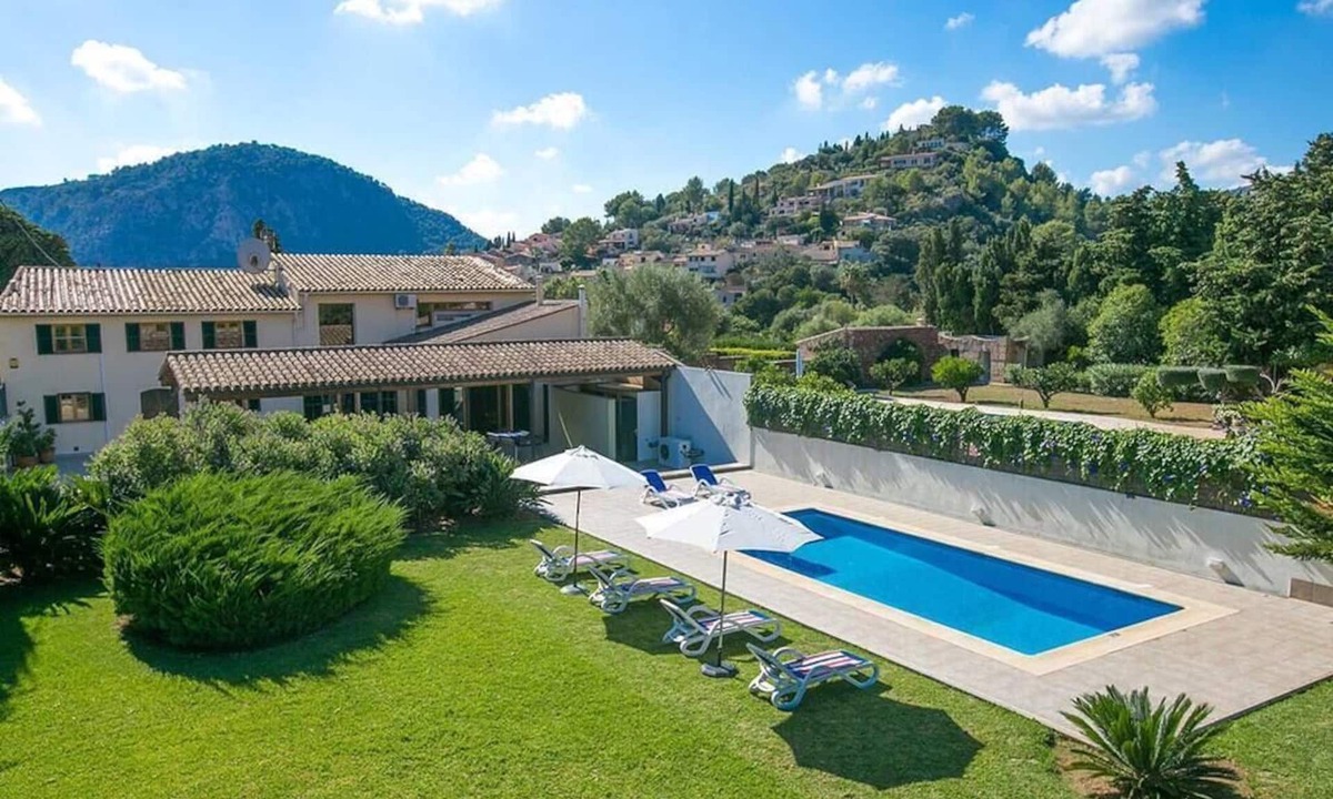 Pollensa Villa | Villa Llobiner, Perfect location! A country villa by Renthousing