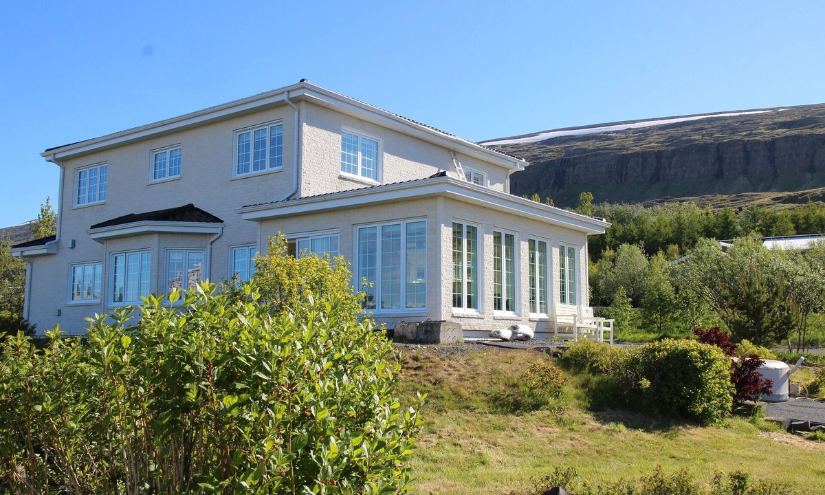 Akureyri House | Villa Mafini - Spacious Canadian - Amazing panorama over Akureyri