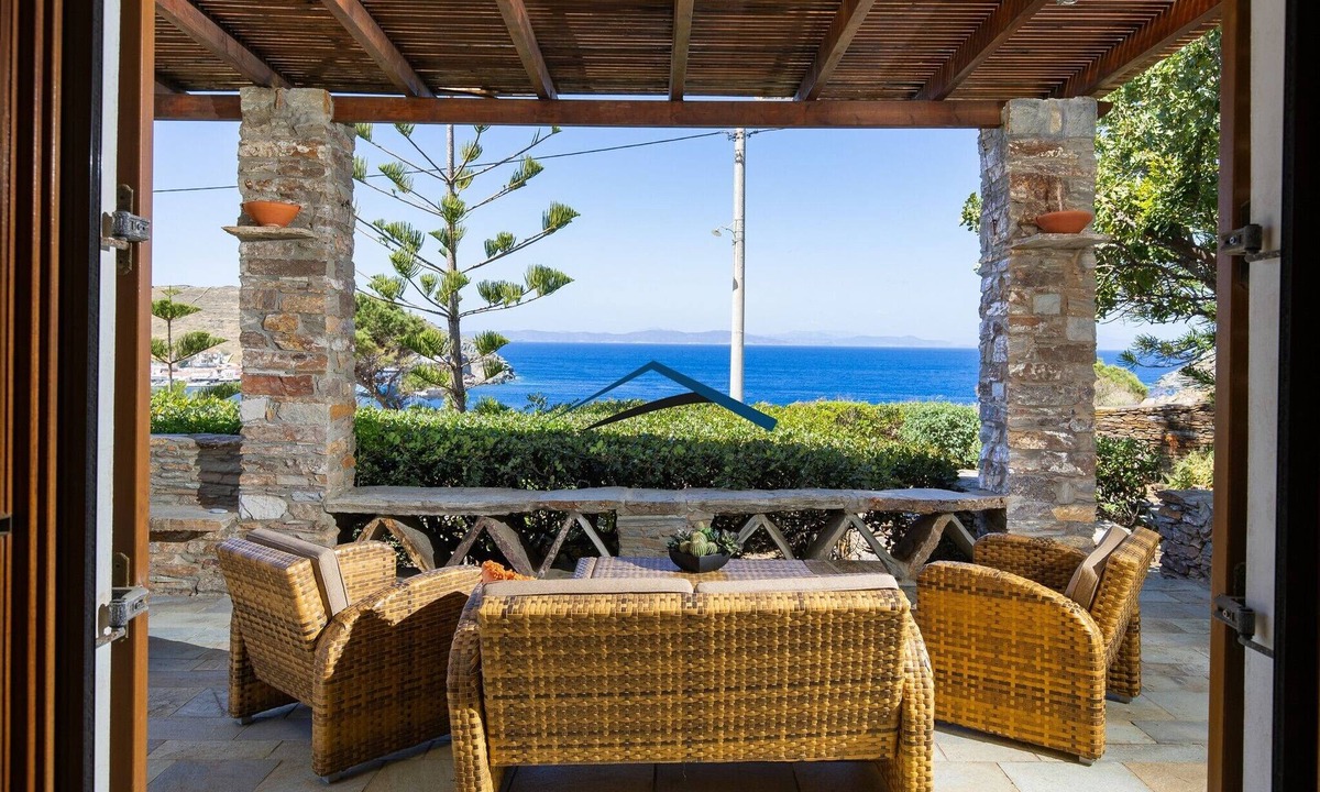 Korissia House | Villa Mirsini only a 3 minute walk from 2 beaches and the town of Korissia.