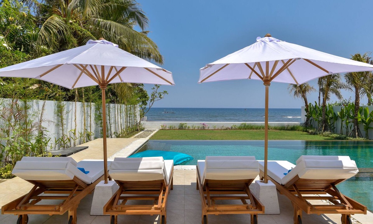 Lokapaksa Villa | VILLA SERENITY - PRIVATE, LUXURIOUS & OPEN CONCEPT BEACHFRONT VILLA