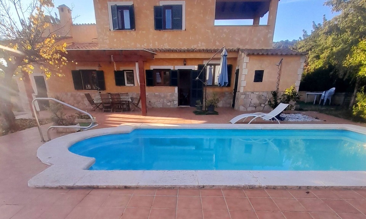 Plamanyola Ski Chalet | Villa With private Pool for Groups and Families 8 Sleeps