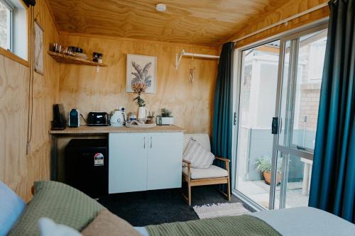 Hamilton Apartment | Warm & Cosy Studio Cabin