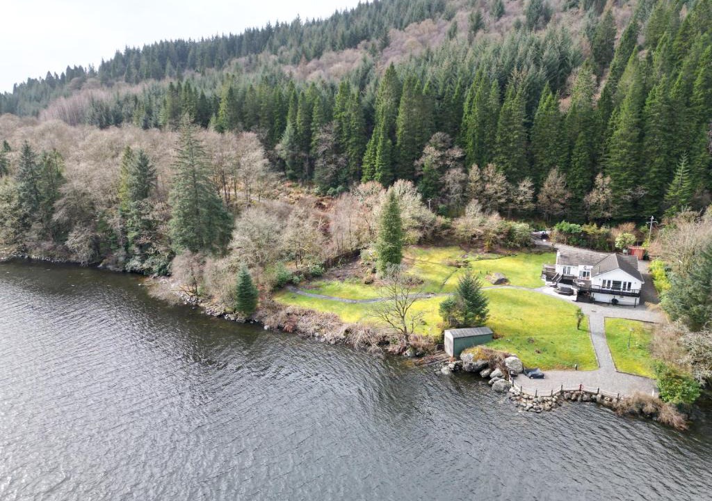 Arrochar House | WATERSIDE 3 BED COTTAGE, HOT TUB, SAUNA, PVT BEACH