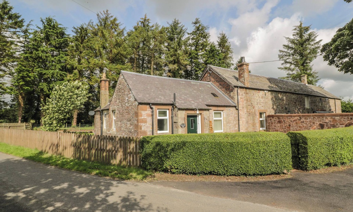 Lockerbie Cottage | WATERSIDE LODGE, pet friendly, country holiday cottage in Annan