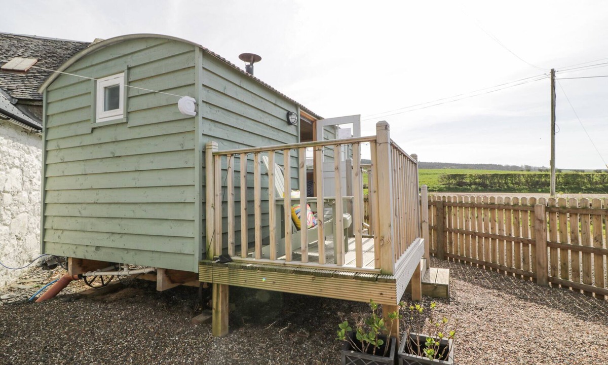 Maidens Cottage | WEE BEACH HUT, romantic, country holiday cottage in Maidens