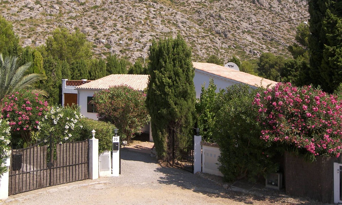 Puerto de Pollensa Villa | Well appointed single storey villa 5 minutes' walk from beach & pine walk.