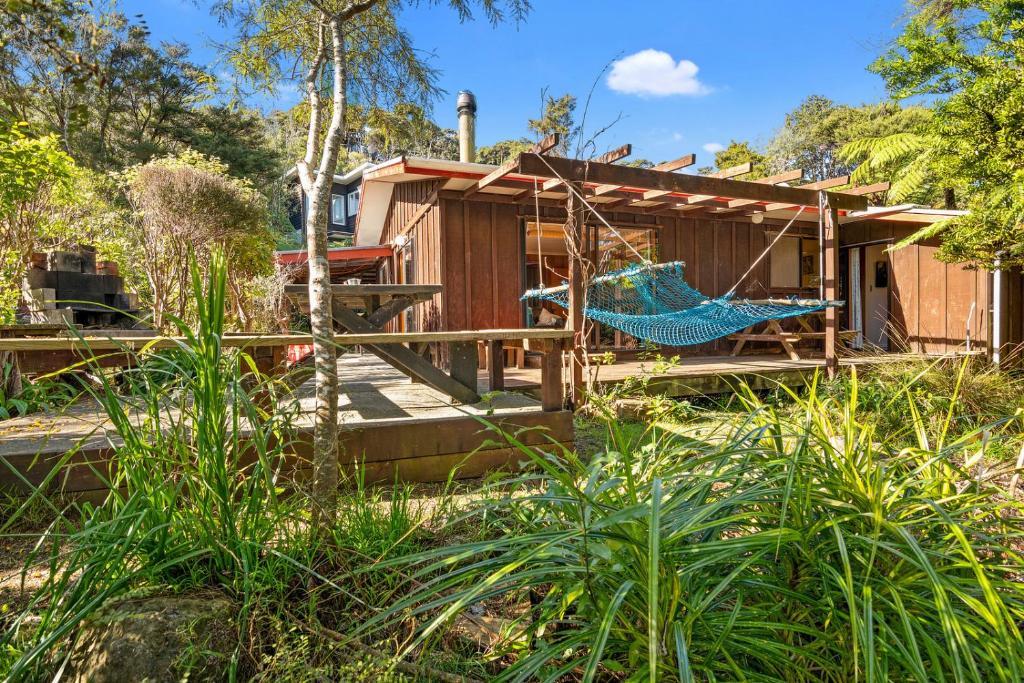 Tata Beach House | Whare Parauri - Tata Beach Holiday Home