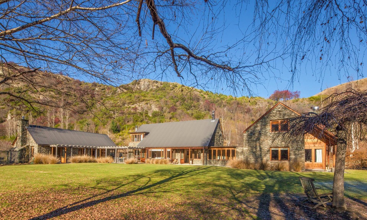 Arrowtown House | Wharenui by MajorDomo - Gorgeous sprawling character home with tennis court and spa pool