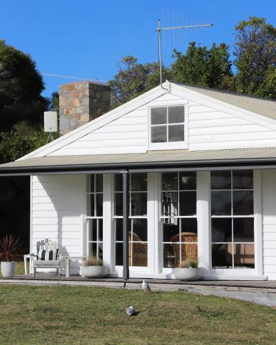 Falmouth House | White Shell Cottage - Woodfire & Beachfront