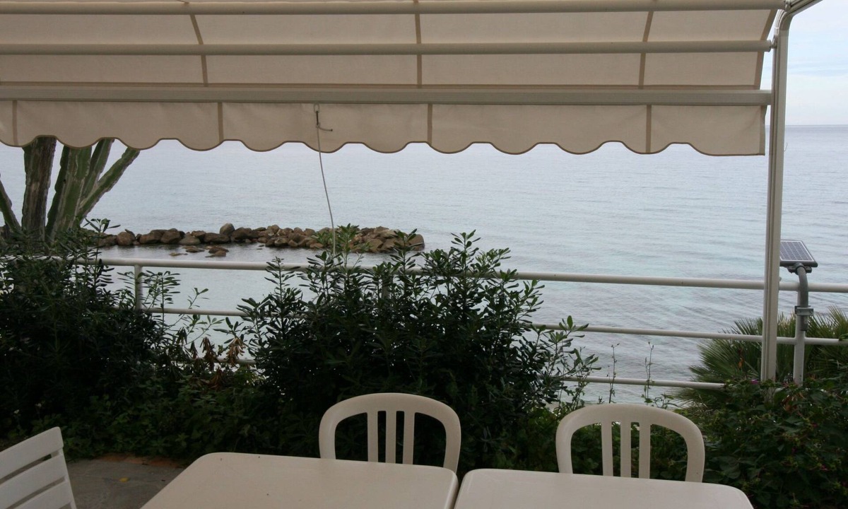 Pizzo Apartment | Wohnung 'Laura' mit Blick aufs Wasser by Interhome