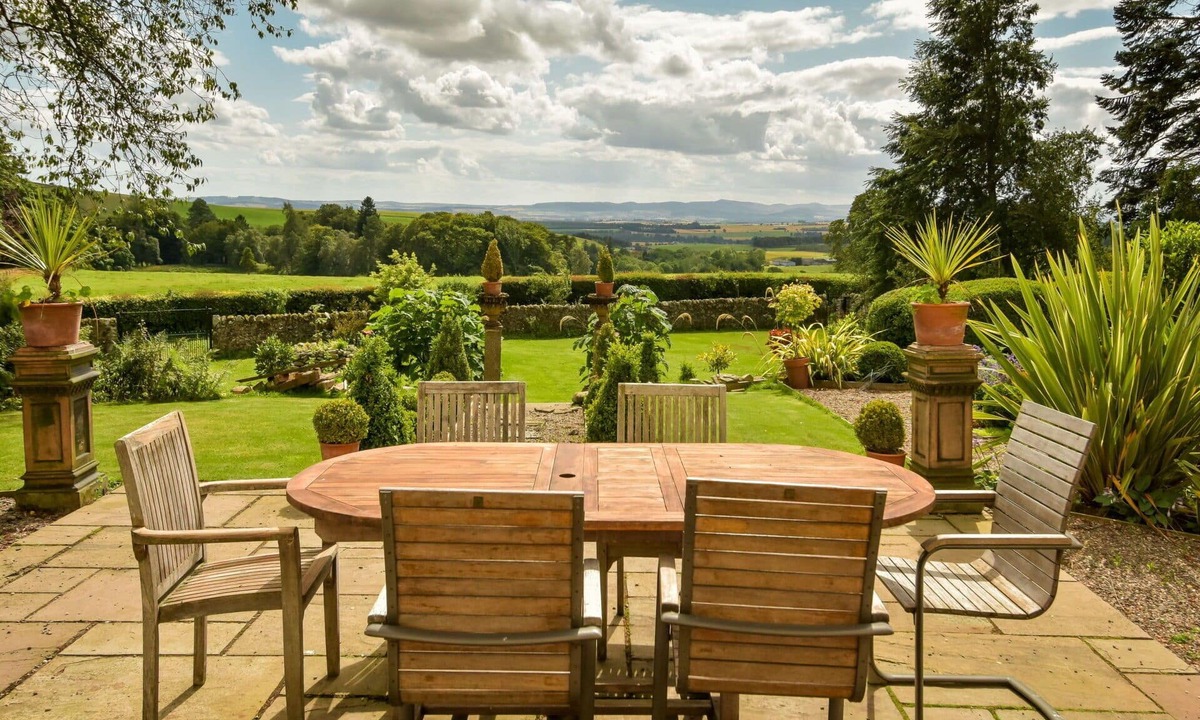 Kirriemuir Villa | Wonderful private villa for 10 people with WIFI, patio and panoramic view