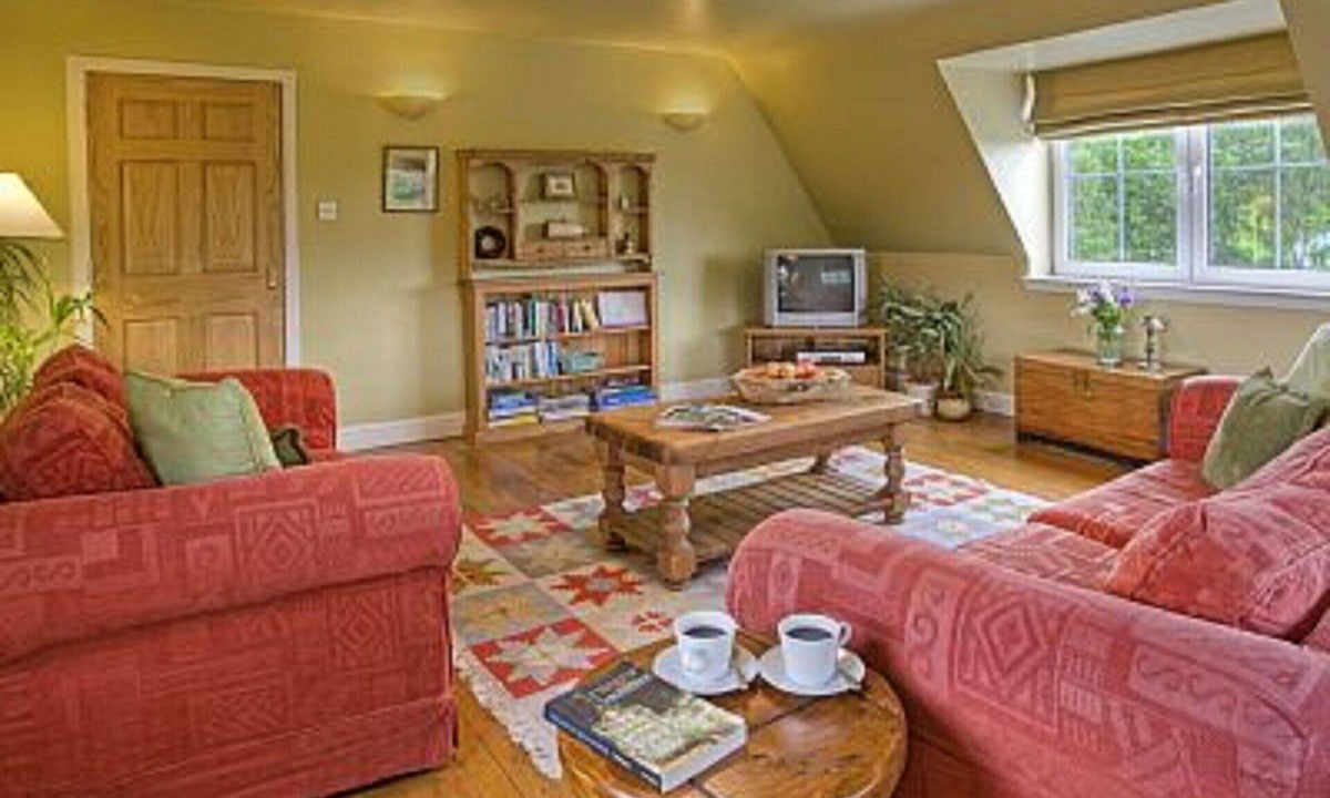 Selkirk Apartment | Wonderful Views and Privacy at the top of the house