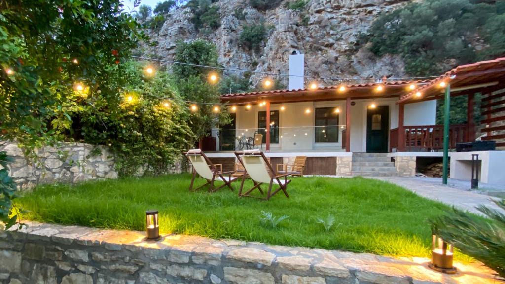 Palaiokastro Apartment | Yiama's Seaside Cottage in Paliokastro near Heraklion City