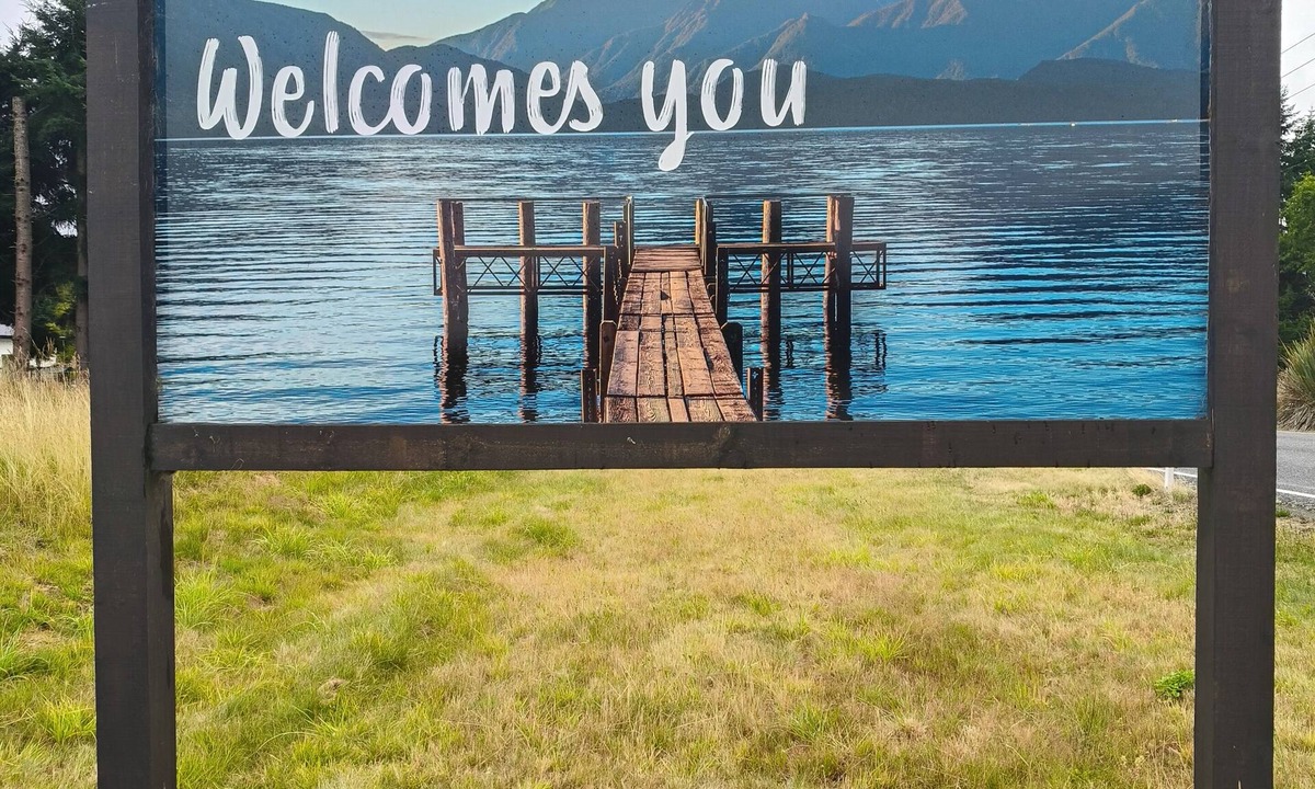 Te Anau House | You deserve the comfort, warmth & style of this clean family house.