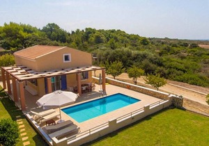 Antigoni Beach House: Large Private Pool, Walk to Beach, Sea Views, A/C, WiFi