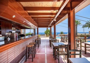 Apartment in a resort in Koutoloufari with parking space