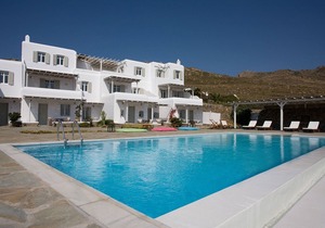 Apartment Yaki 2 in Panormos bay, in the northeast of the island, with 2 bedrooms, 4 sleeps.