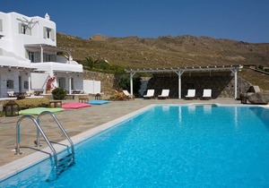 Apartment Yaki 2 in Panormos bay, in the northeast of the island, with 2 bedrooms, 4 sleeps.