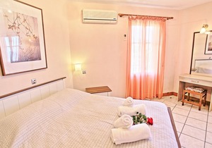 Avgi Apartment Dio: Renovated Paxos apartment inside Gaios, panoramic sea views
