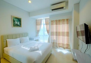 Best Emerald Studio Room Apartment at Capitol Park Residence By Travelio