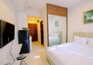 Best Emerald Studio Room Apartment at Capitol Park Residence By Travelio
