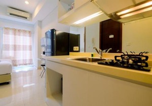 Best Emerald Studio Room Apartment at Capitol Park Residence By Travelio