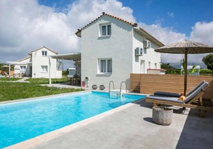 Boho Roz in Lixouri with 3 bedrooms and 2 bathrooms