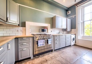 Bright & Spacious Apartment in Stockbridge