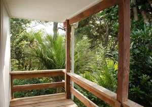 Charming_clifftop_bach in Woolleys Bay
