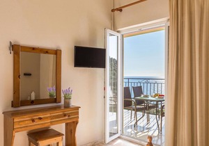 Charming Studio Apartments with Swimming Pool near Pelekas Beach